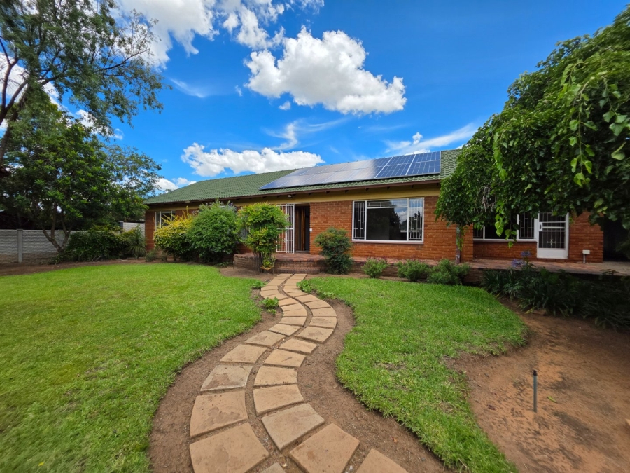 5 Bedroom Property for Sale in Pellissier Free State